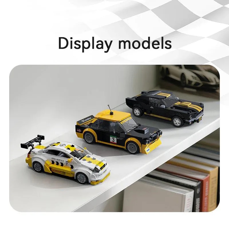 Das originalgetreue Modellauto lässt sich perfekt auf einem Regal präsentieren und wird dort sofort zum echten Hingucker. Gleichzeitig kann jederzeit damit gespielt und der Fahrspaß selbst erlebt werden. 