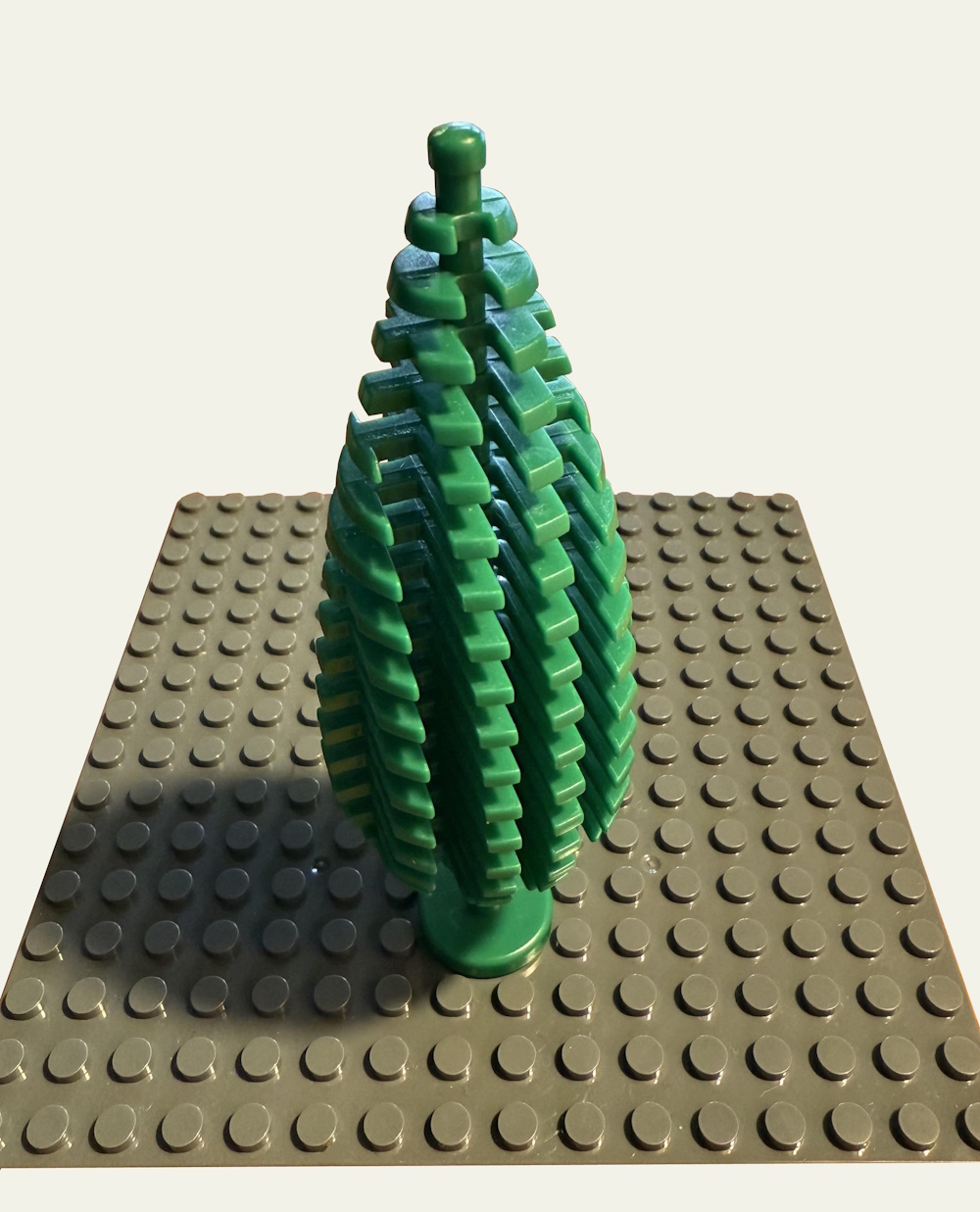 Der Baum kann, z.B. auf einer Grundplatte, befestigt werden (Grundplatten separat erhältlich).