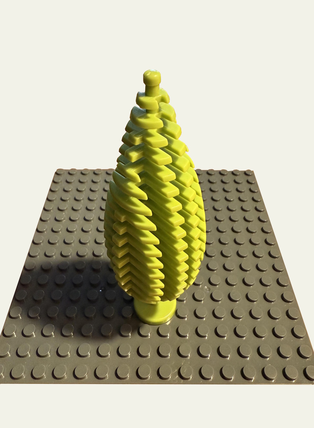Der Baum kann, z.B. auf einer Grundplatte, befestigt werden (Grundplatten separat erhältlich).