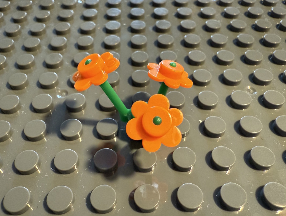 Die Blume kann, z.B. auf einer Grundplatte, befestigt werden (Grundplatten separat erhältlich).