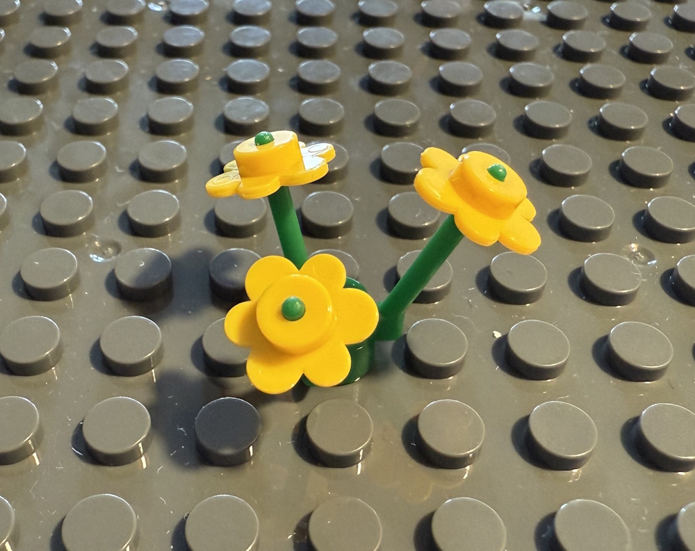 Die Blume kann, z.B. auf einer Grundplatte, befestigt werden (Grundplatten separat erhältlich).