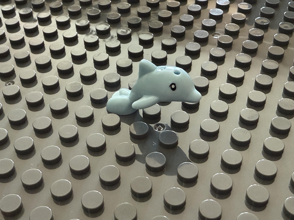 Der Delfin kann auf Klemmbausteinen befestigt werden.