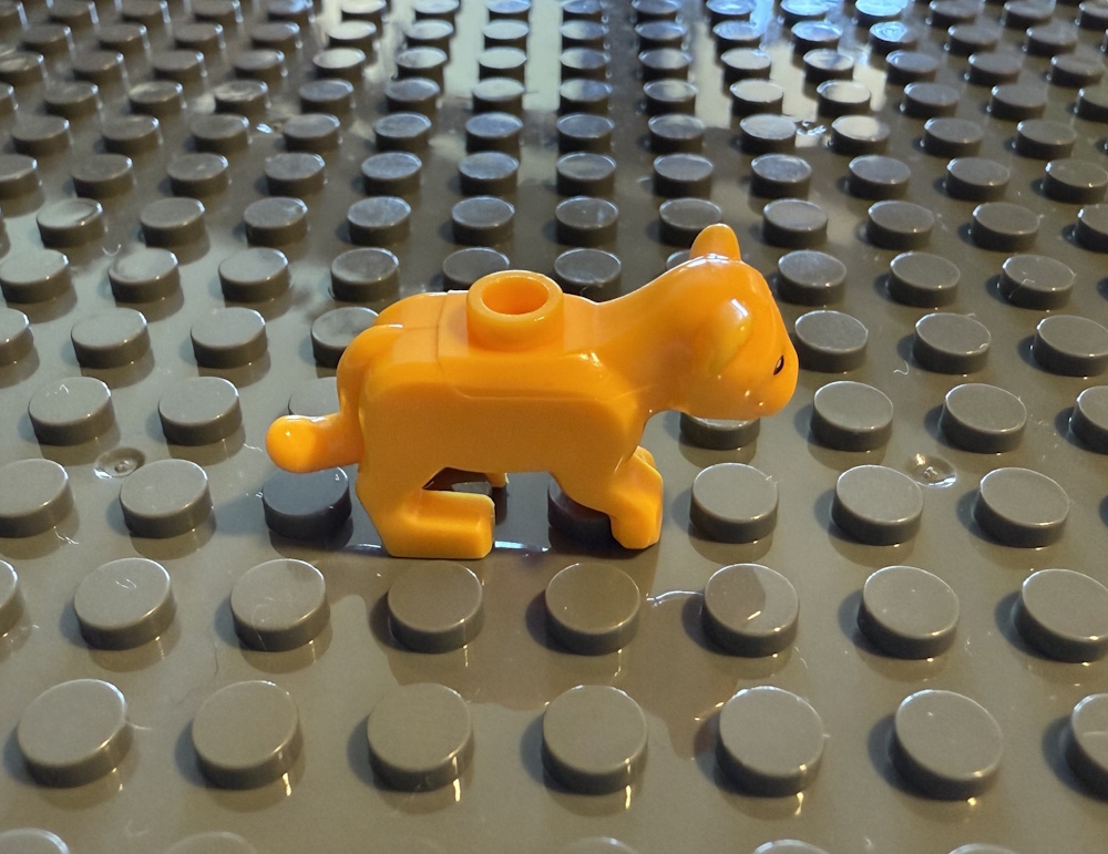 Der Löwe kann, z.B. auf einer Grundplatte, befestigt werden (Grundplatten separat erhältlich).