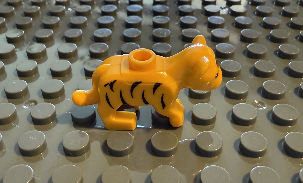 Das Tigerbaby kann, z.B. auf einer Grundplatte, befestigt werden (Grundplatten separat erhältlich).