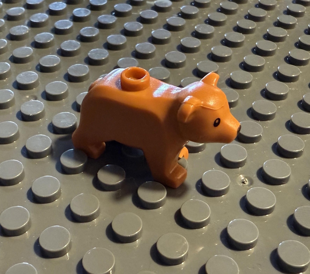 Der Bär kann, z.B. auf einer Grundplatte, befestigt werden (Grundplatten separat erhältlich).