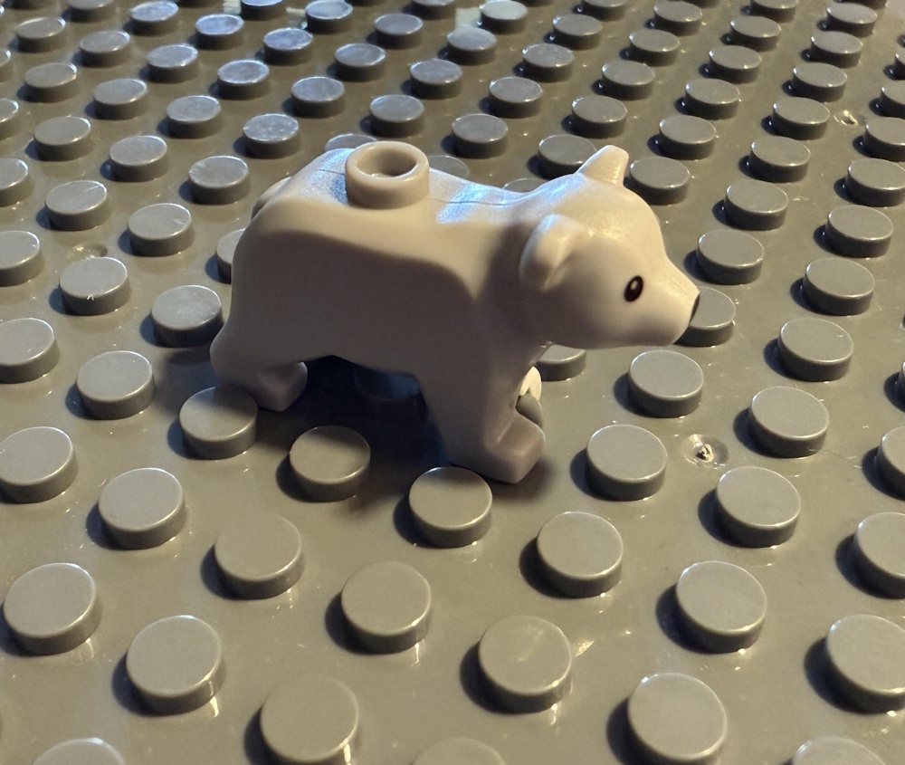Der Bär kann, z.B. auf einer Grundplatte, befestigt werden (Grundplatten separat erhältlich).