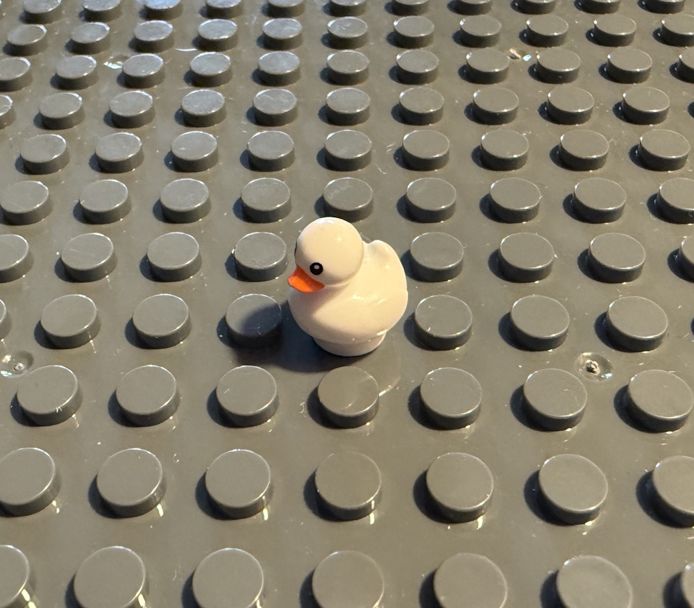 Die kleine Ente kann, z.B. auf einer Grundplatte, befestigt werden (Grundplatten separat erhältlich).
