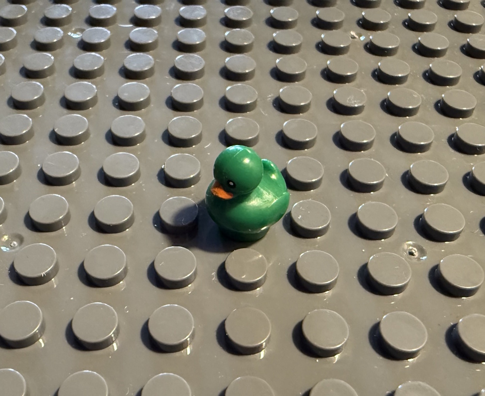 Die kleine Ente kann, z.B. auf einer Grundplatte, befestigt werden (Grundplatten separat erhältlich).