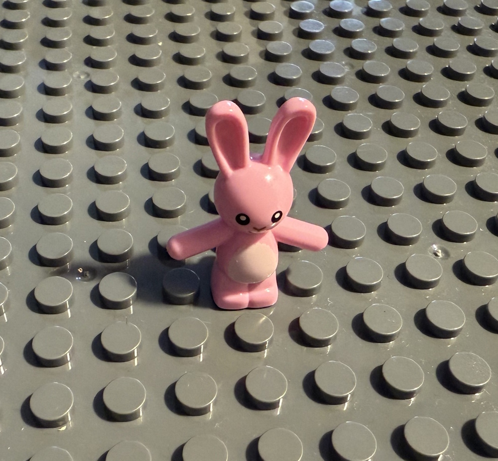Der Hase kann, z.B. auf einer Grundplatte, befestigt werden (Grundplatten separat erhältlich).