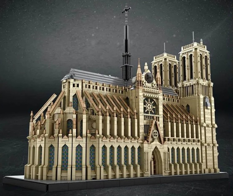 Die imposante Konstruktion überzeugt durch realistische gotische Architektur, wie markanten Türmen, filigranen Fassadenelementen, großen Rosettenfenstern und typischen Strebebögen. 